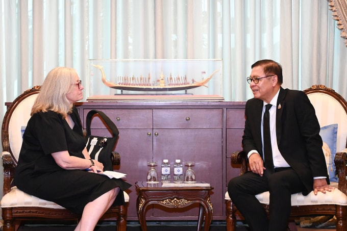 Ngoại trưởng Thái Lan Sihasak Phuangketkeow (phải) gặp Đại biện lâm thời Mỹ Elizabeth J Konic ở Bangkok hôm 15/1. Ảnh: Bộ Ngoại giao Thái Lan