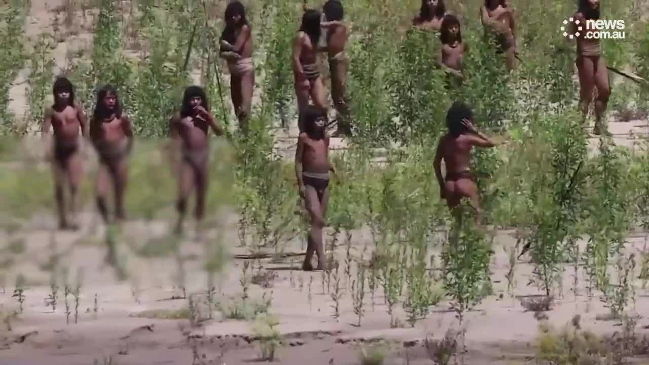 Những bức ảnh lần đầu công bố về bộ tộc chưa từng tiếp xúc với thế giới hiện đại