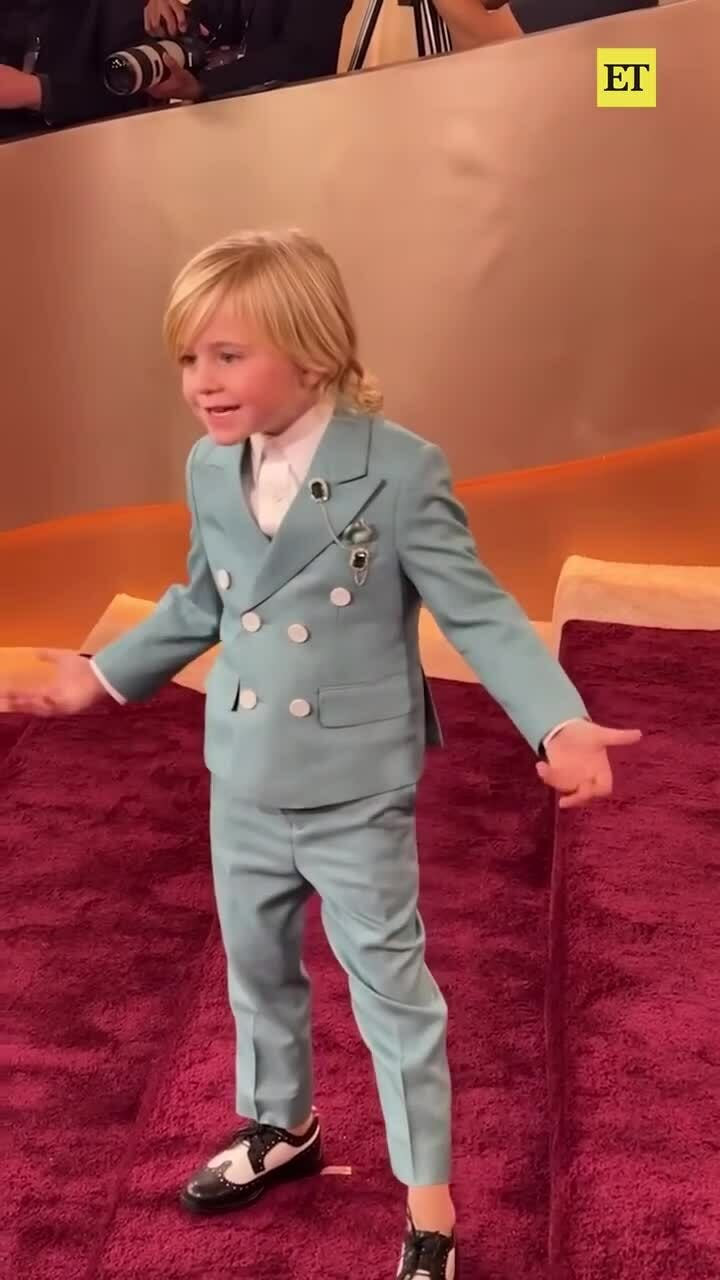 Duke McCloud tạo dáng trên thảm đỏ Quả Cầu Vàng 2026