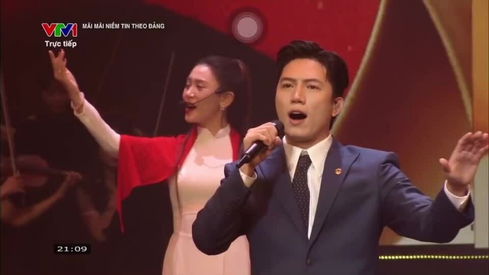 Anh Tú biểu diễn bài 'Có Đảng trong tim'