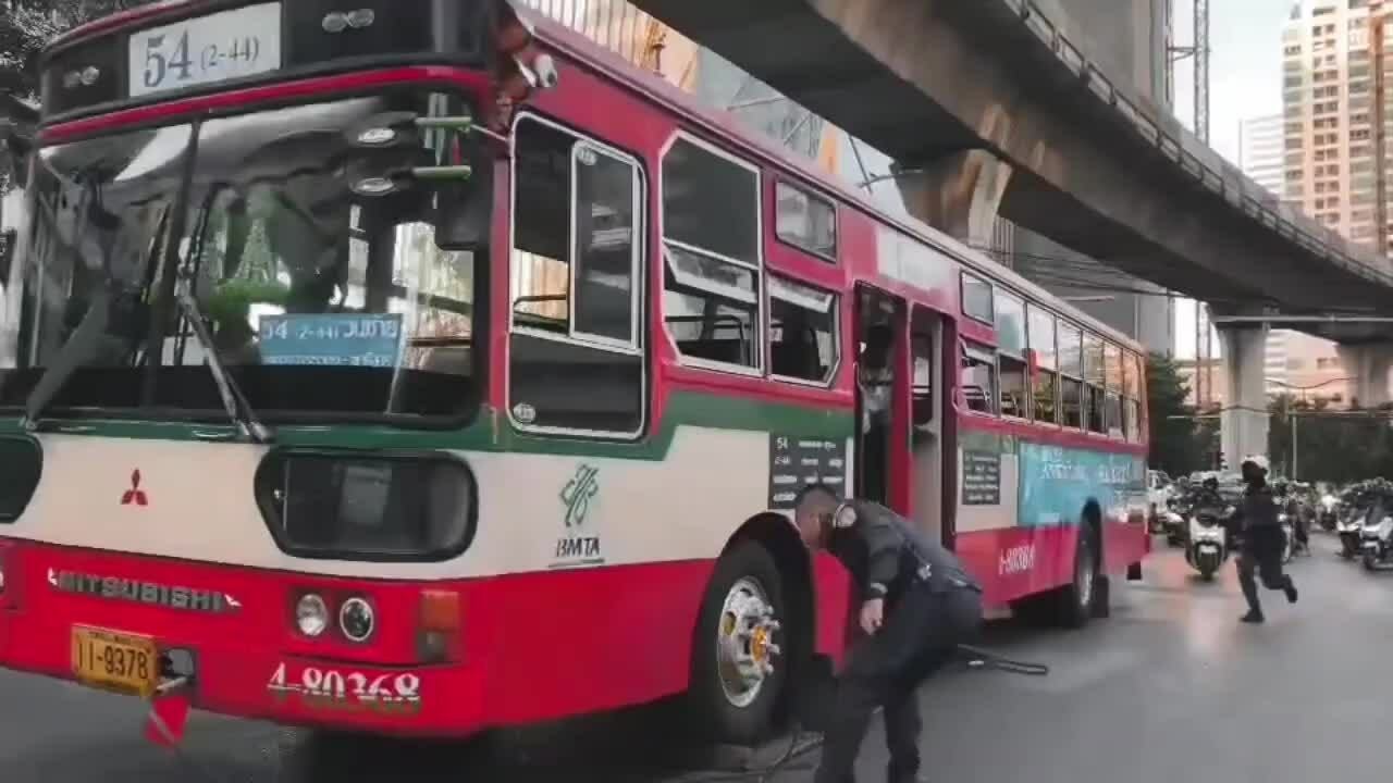 Cảnh sát chặn dừng xe buýt mất phanh