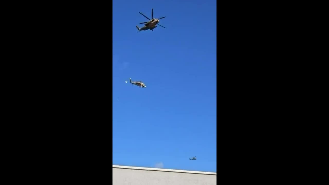 Máy bay Israel đánh rơi trực thăng trên không