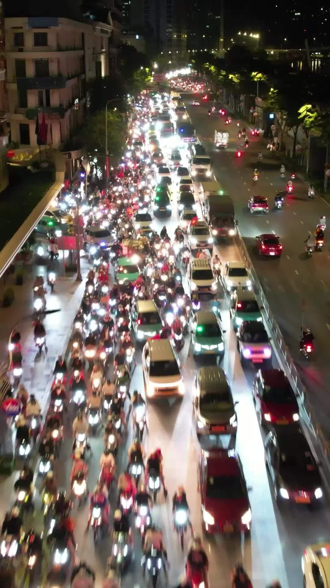 Người dân Hà Nội đổ ra đường ăn mừng U23 Việt Nam