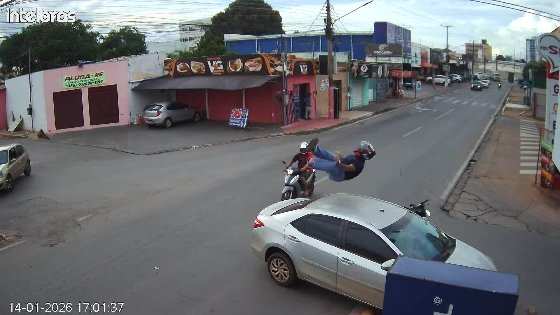 Tài xế sang đường ẩu khiến người đi xe máy bay lên nóc ôtô