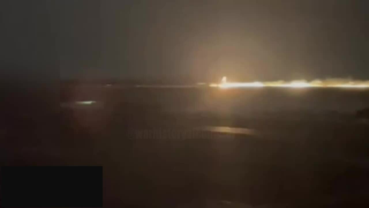 Tiêm kích Su-35S Nga mài bụng tóe lửa trên đường băng