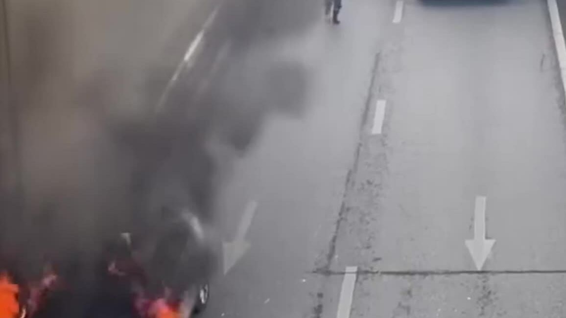 Xe ôtô bốc cháy ngùn ngụt trên phố Hà Nội