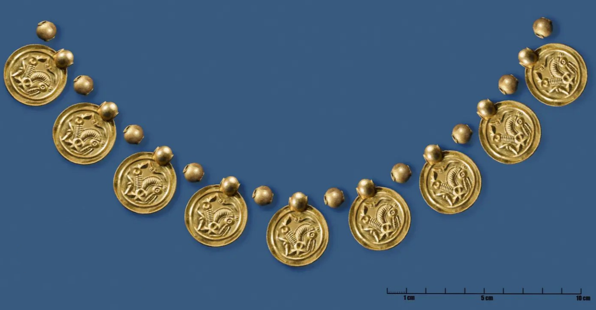 Đang đi chơi, người đàn ông nhặt được vàng quý hiếm - Ảnh 2.