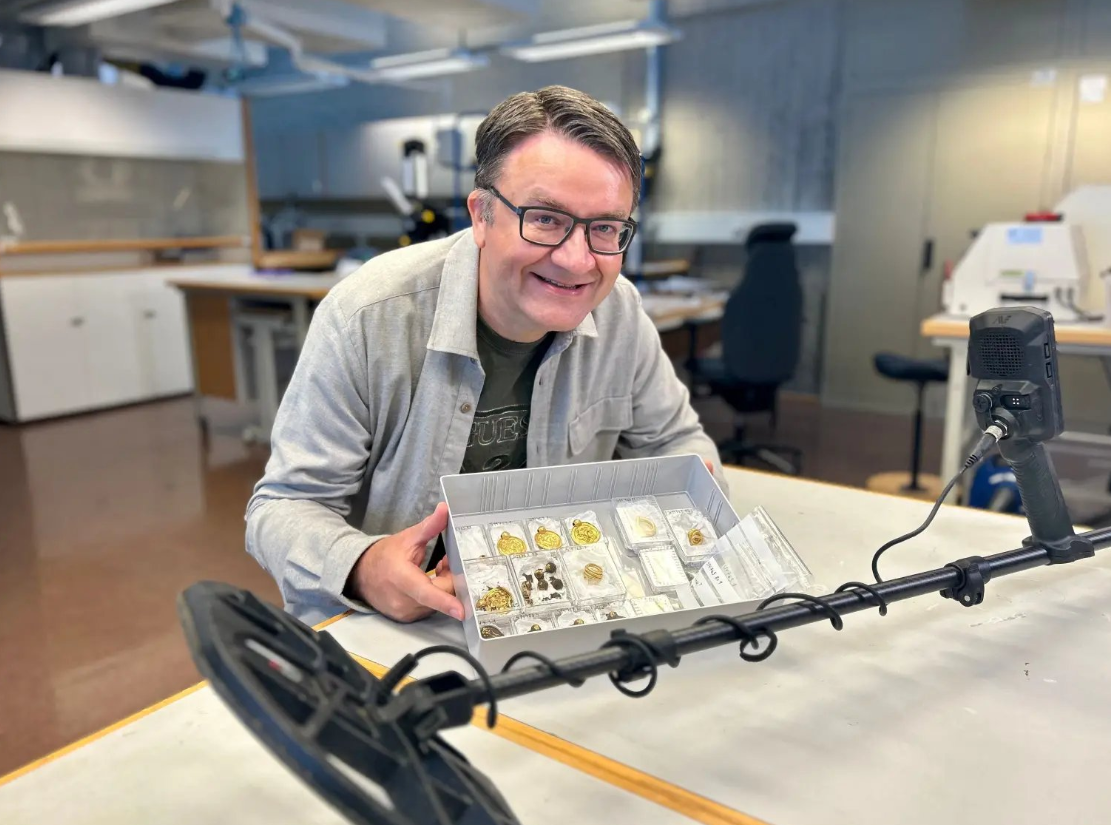 Đang đi chơi, người đàn ông nhặt được vàng quý hiếm - Ảnh 5.