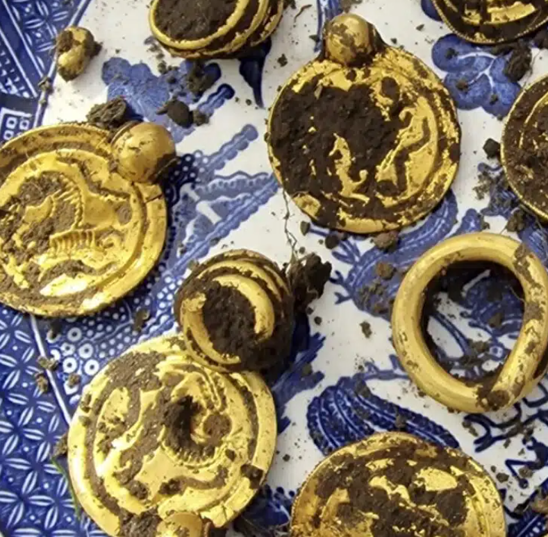 Đang đi chơi, người đàn ông nhặt được vàng quý hiếm - Ảnh 6.