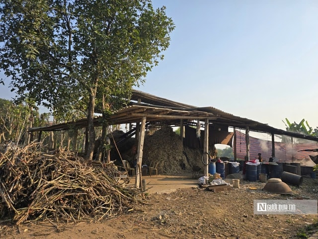 Cả làng đỏ lửa ngày đêm tạo ra thứ nước thơm ngào ngạt, nhà nào cũng mua để ăn Tết - Ảnh 1.