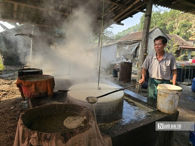 Cả làng đỏ lửa ngày đêm tạo ra thứ nước thơm ngào ngạt, nhà nào cũng mua để ăn Tết - Ảnh 2.