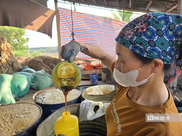 Cả làng đỏ lửa ngày đêm tạo ra thứ nước thơm ngào ngạt, nhà nào cũng mua để ăn Tết - Ảnh 3.