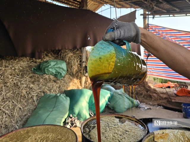 Cả làng đỏ lửa ngày đêm tạo ra thứ nước thơm ngào ngạt, nhà nào cũng mua để ăn Tết - Ảnh 4.