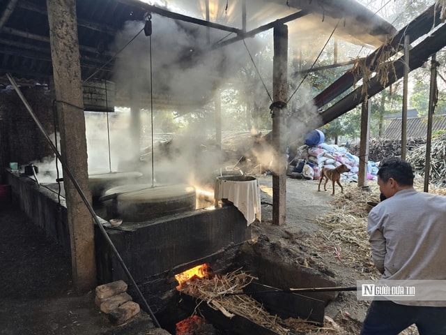 Cả làng đỏ lửa ngày đêm tạo ra thứ nước thơm ngào ngạt, nhà nào cũng mua để ăn Tết - Ảnh 6.