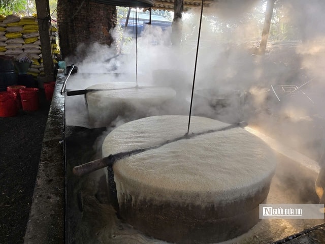 Cả làng đỏ lửa ngày đêm tạo ra thứ nước thơm ngào ngạt, nhà nào cũng mua để ăn Tết - Ảnh 7.
