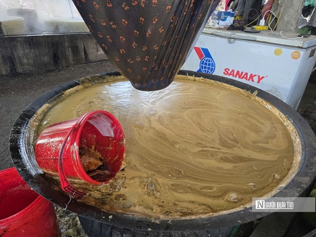 Cả làng đỏ lửa ngày đêm tạo ra thứ nước thơm ngào ngạt, nhà nào cũng mua để ăn Tết - Ảnh 8.