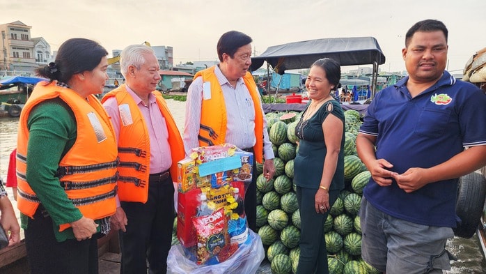 CLIP: Hoạt động ấm áp dành cho tiểu thương chợ nổi Cái Răng- Ảnh 2.