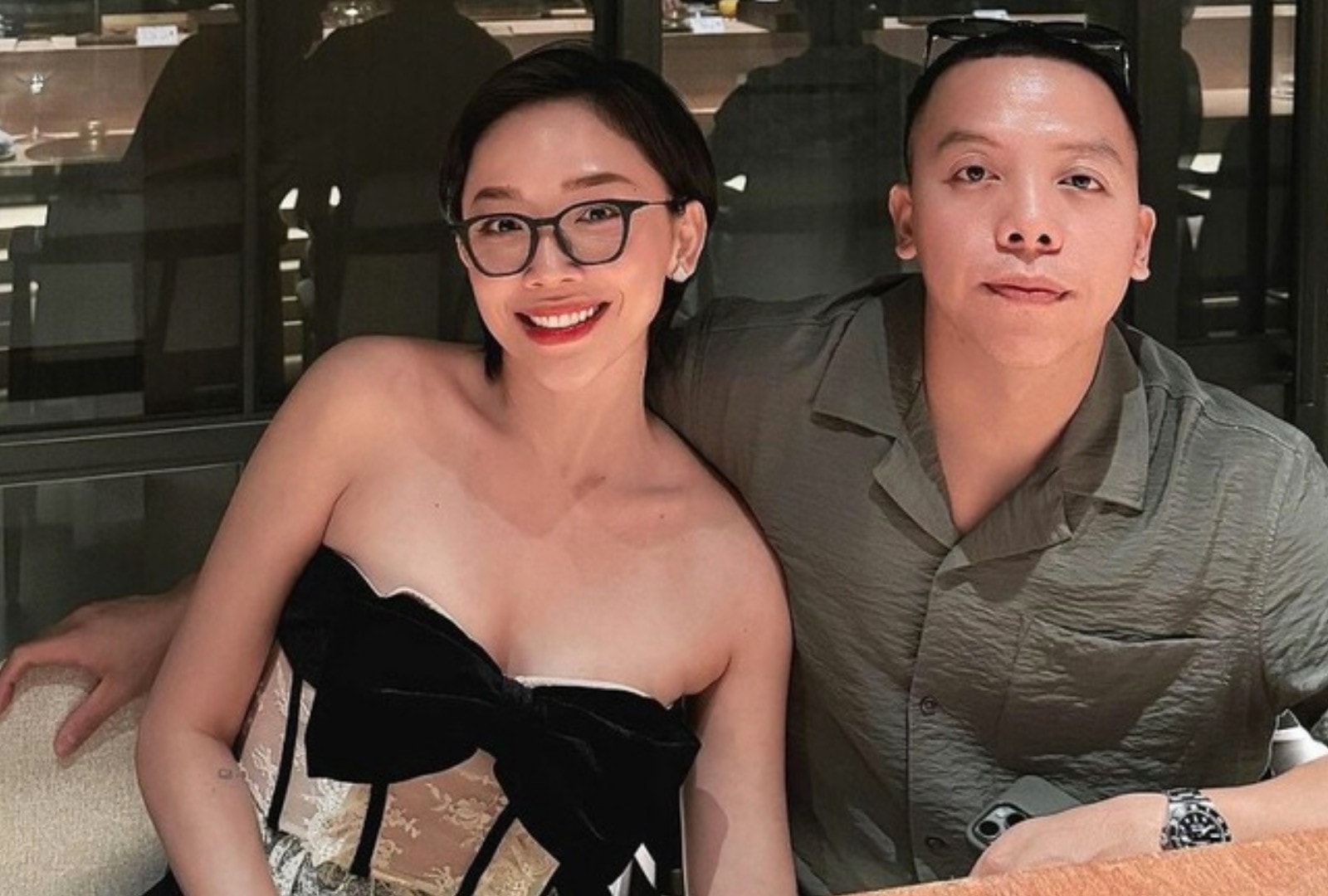 Theo chia sẻ từ Tóc Tiên, quyết định này đã nhận được sự đồng thuận từ gia đình và những người liên quan. Nữ ca sĩ cho biết, sau một thời gian dài cùng nhau đối thoại thẳng thắn và tự soi chiếu bản thân, cả hai đã lựa chọn dừng lại trong sự hòa bình. Cô khẳng định đây là kết quả của quá trình suy ngẫm sâu sắc, dựa trên tinh thần văn minh, thấu hiểu và tôn trọng tuyệt đối, hoàn toàn không có sự tác động từ bên ngoài.