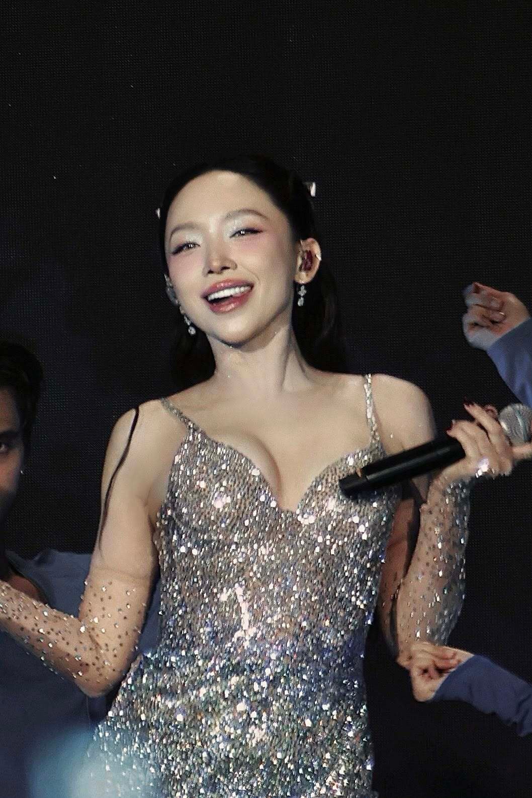 Thời gian trước đó, khi vướng tin ly hôn, Tóc Tiên giữ im lặng. Tuy nhiên, thời điểm đó, Tóc Tiên cũng được cho là đã rời khỏi ngôi nhà từng sống chung với Hoàng Touliver. Hai người không còn tương tác qua mạng xã hội như trước đây.