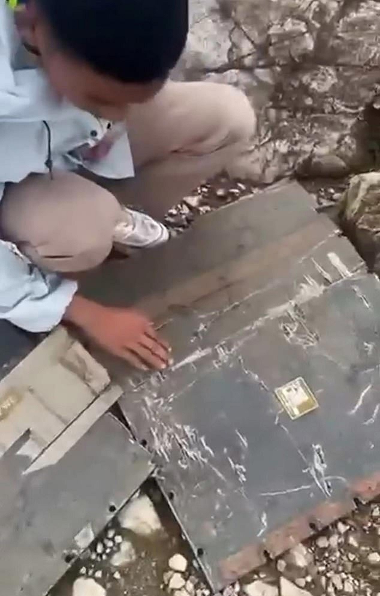 Hình ảnh ghi tại hiện trường cho thấy mảnh vỡ trên một sườn núi, được cho là thuộc về chiếc máy bay gặp nạn.