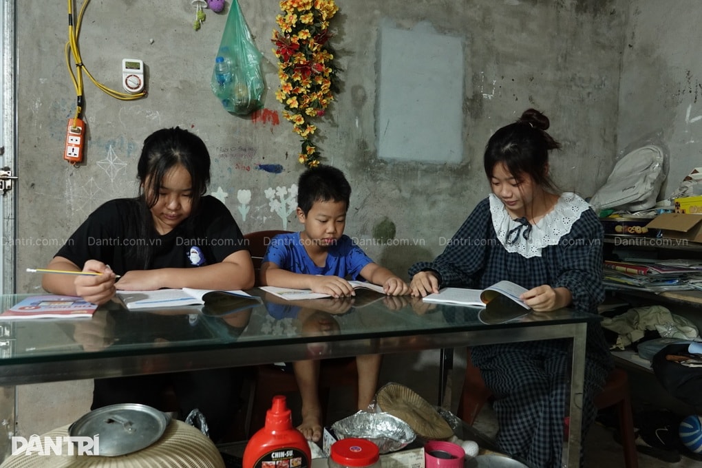 Cha mẹ khiếm thị mong 3 con nhỏ được học hành để thoát cảnh nghèo khó - 3