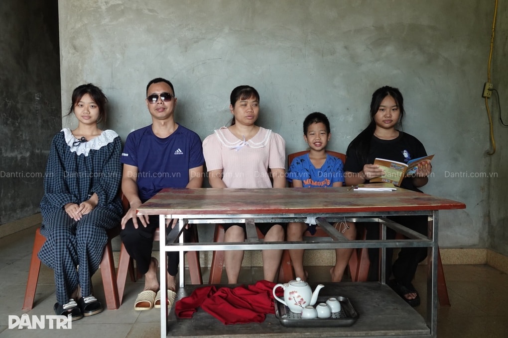 Cha mẹ khiếm thị mong 3 con nhỏ được học hành để thoát cảnh nghèo khó - 2