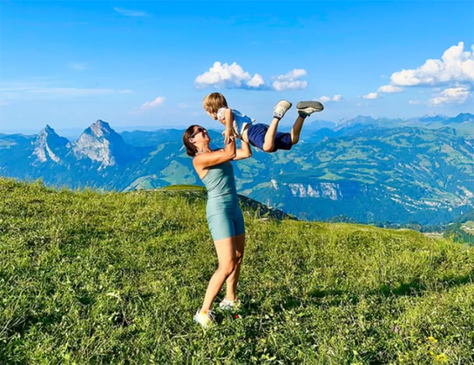 Wilder chụp ảnh cùng mẹ trong chuyến du lịch Thụy Sĩ. Ảnh: Instagram/Jordi Lippe
