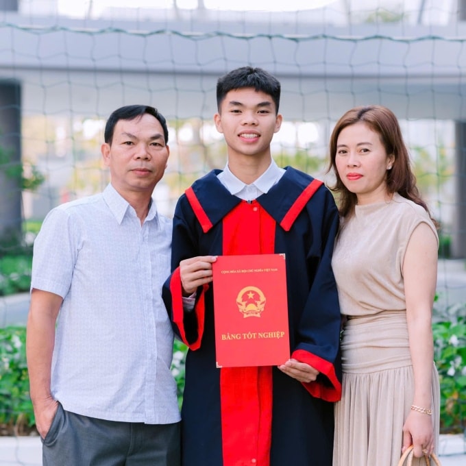 Nguyễn Lê Phát và bố mẹ trong lễ Tốt nghiệp THPT, năm 2025. Ảnh gia đình cung cấp