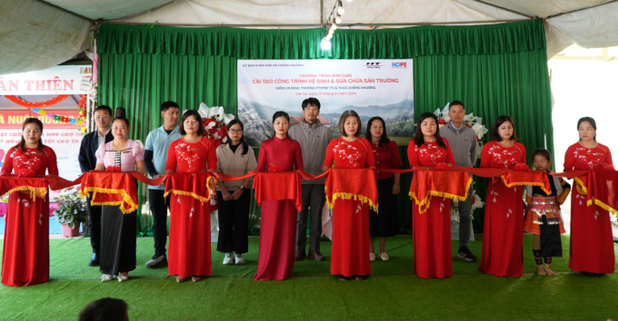 Đại diện các đơn vị tài trợ và nhà trường, chính quyền địa phương cắt bằng bàn giao công trình mới. Ảnh: Thu Phuong