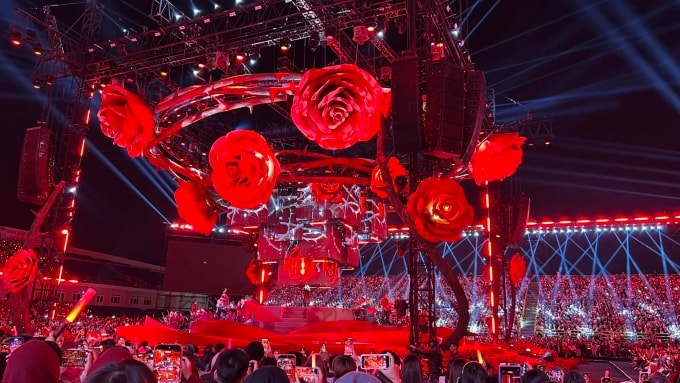 Sân khấu đêm nhạc dàn dựng theo cảm hứng hoa hồng.