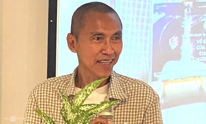 Nhà văn Nguyễn Ngọc Thuần ở buổi ra mắt sách ngày 17/1. Ảnh: Quế Chi