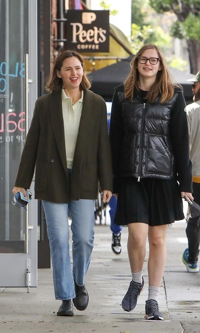 Jennifer Garner và con gái lớn Violet. Ảnh: The Grosby Group