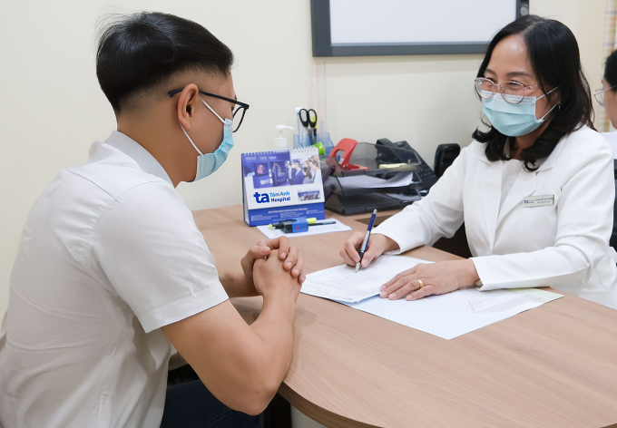 Bác sĩ Mai tư vấn cho người bệnh. Ảnh minh họa: Bệnh viện Đa khoa Tâm Anh