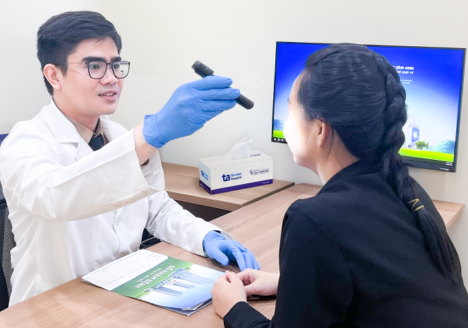 Bác sĩ Trí kiểm tra tình trạng da cho người bệnh. Ảnh minh họa: Phòng khám Đa khoa Tâm Anh Quận 7