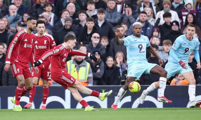 Cú sút xa mở tỷ số của Florian Wirtz cho Liverpool. Ảnh: EPA