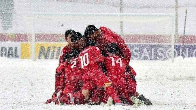 Cầu thủ Việt Nam mừng bàn thắng của Nguyễn Quang Hải trong trận chung kết U23 châu Á trên sân Thường Châu, tỉnh Giang Tô, Trung Quốc ngày 27/1/2018. Ảnh: AFP