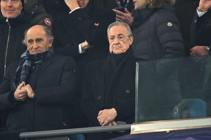 Chủ tịch Florentino Perez (phải) trên khán đài sân Bernabeu, ở trận đấu Levante tối 17/1. Ảnh: AP