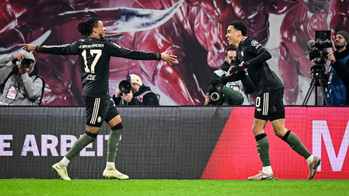 Jamal Musiala (phải) chia vui với Michael Olise. Ảnh: FC Bayern