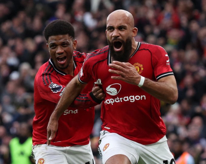 Bryan Mbeumo (phải) mừng bàn mở tỷ số cùng Amad Diallo. Ảnh: AFP