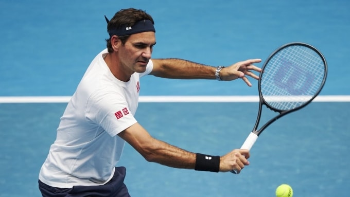 Federer bắt vô-lê trên lưới trong loạt đấu giao hữu với Ruud, trên sân Rod Laver Arena, Melbourne, Australia hôm 16/1. Ảnh: Reuters