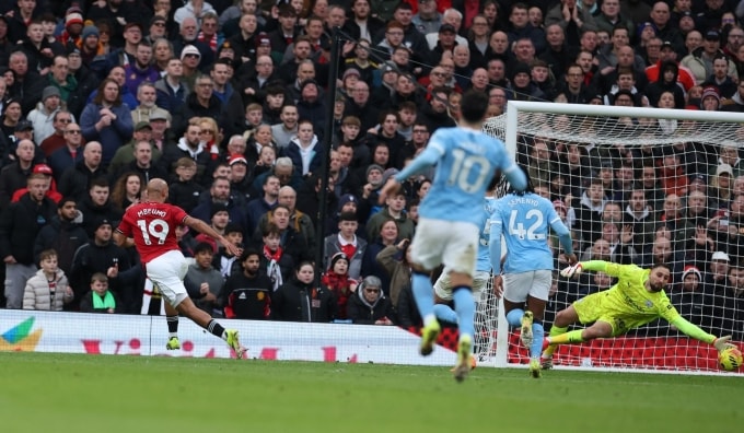 Mbeumo (trái) ghi bàn mở tỷ số cho Man Utd ở phút 65 trận derby Manchester ngày 17/1 trên sân Old Trafford. Ảnh: Reuters