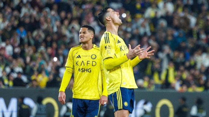 Ronaldo (phải) tiếc nuối sau một cơ hội trong trận Al Nassr 3-2 Al Shabab ở vòng 16 Saudi Pro League tối 17/1. Ảnh: Reuters