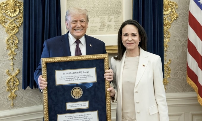 Bà Machado tặng ông Trump huy chương Nobel Hòa bình tại Nhà Trắng hôm 15/1. Ảnh: Reuters