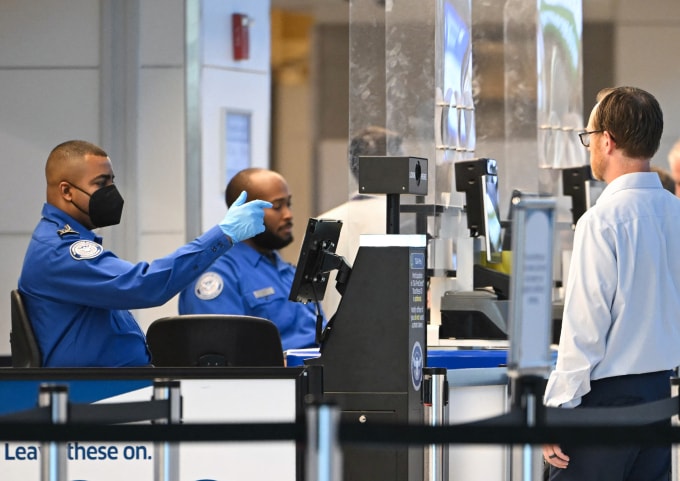 Nhân viên Cục An ninh Vận tải Mỹ kiểm tra giấy tờ hành khách tại sân bay Reagan, Arlington, bang Virginia, tháng 10/2025. Ảnh: AFP
