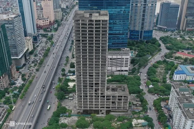 Tòa tháp Vicem nằm ngay mặt đường Phạm Hùng. Ảnh: Ngọc Thành