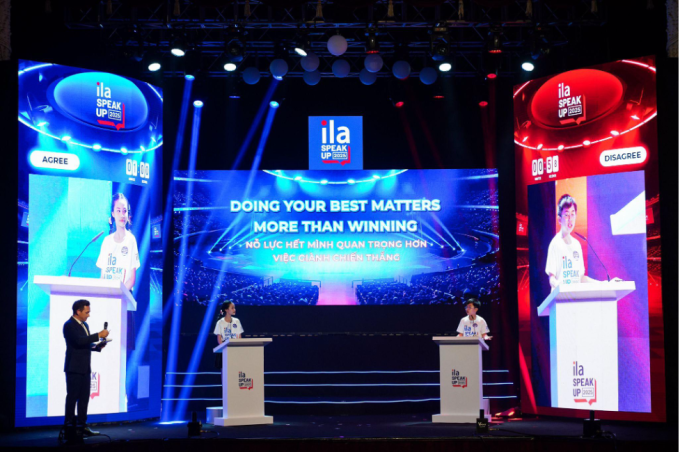 Thí sinh trong vòng thi phản biện bằng tiếng Anh tại Speak Up 2025. Ảnh: ILA
