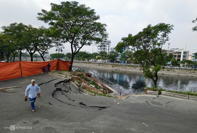 Hiện trường đường sụp hố. Ảnh: Đình Văn