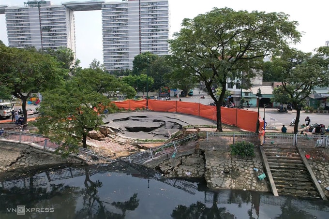 Hơn 2/3 mặt đường trôi đường kênh. Ảnh: Đình Văn