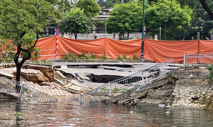 Sự cố tạo hố sâu gần 5 m, rộng hàng chục mét. Ảnh: Đình Văn