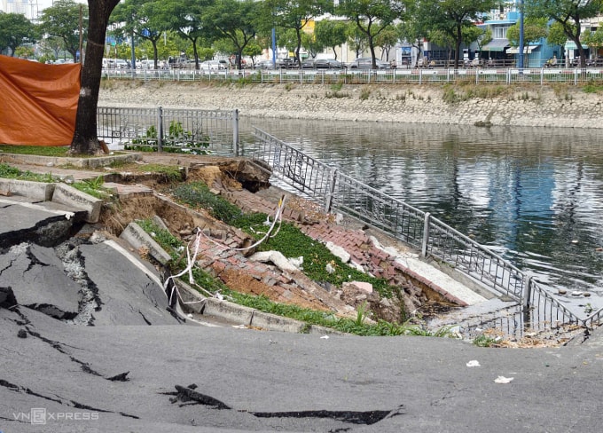 Hiện trường đường trôi xuống kênh Tàu Hủ. Ảnh: Đình Văn